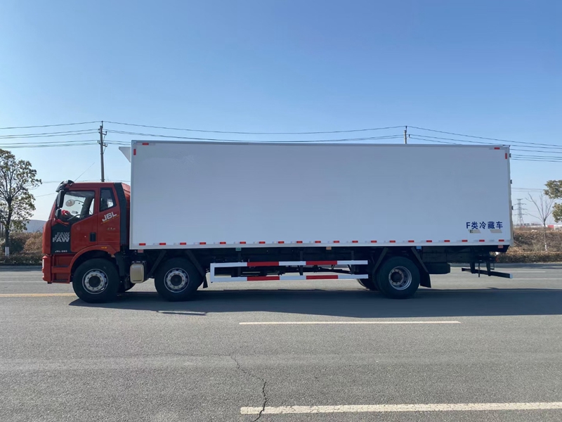 解放J6L小三軸9米6 (天然氣)冷藏車