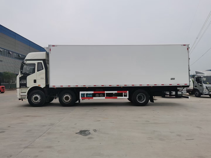 解放J6L小三軸冷藏車