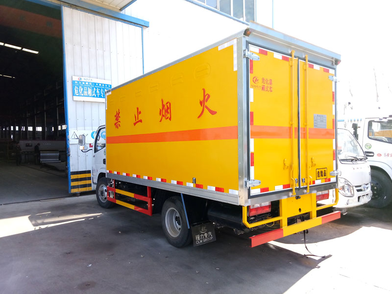 多利卡4.1米(3.4噸)腐蝕品廂式車(chē)